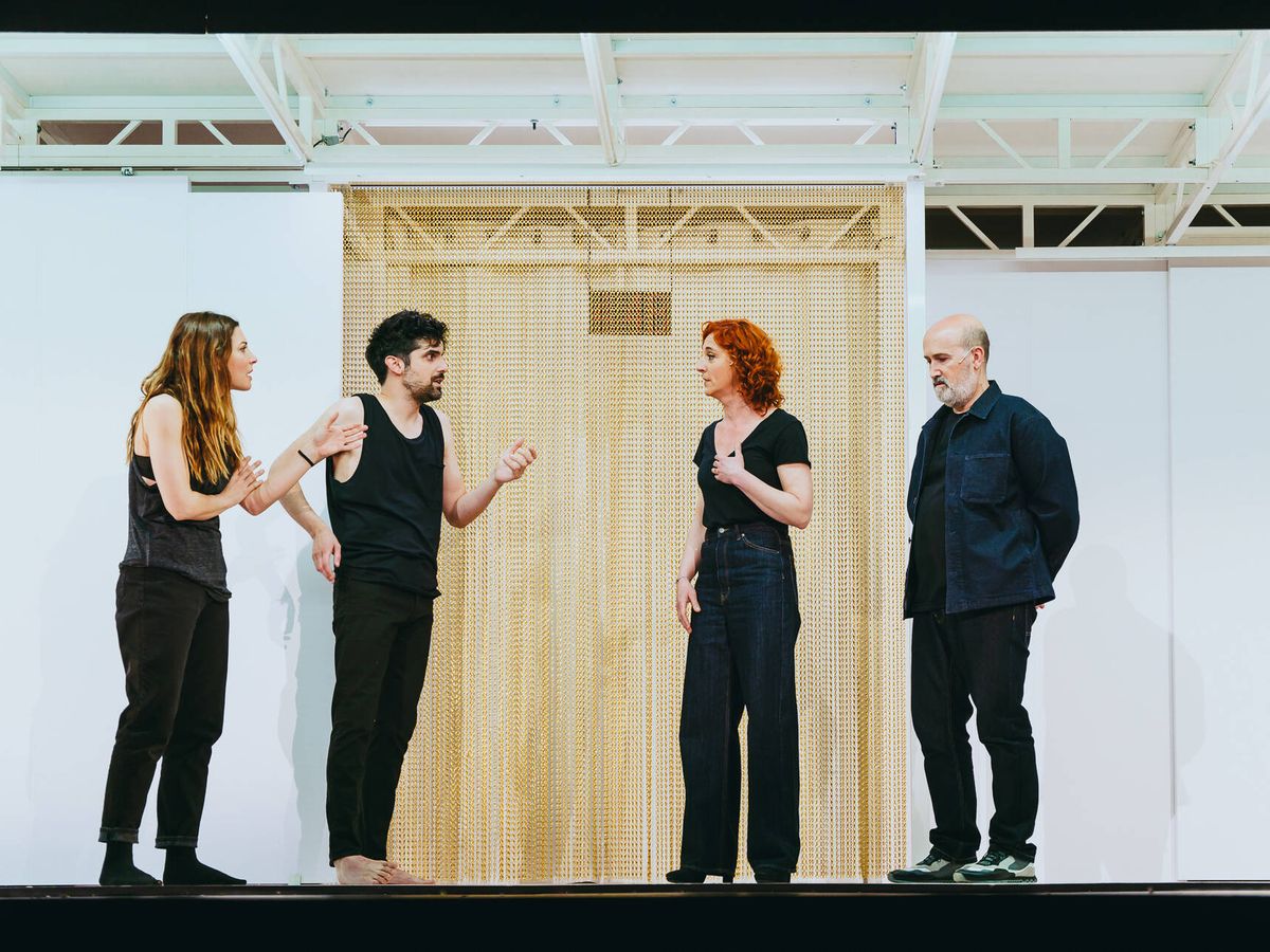 Foto: Los actores Barbara Lennie, Francesco Carril, Nuria Mencía y Javier Cámara en la obra de teatro 'Los farsantes'. (Cedida) 
