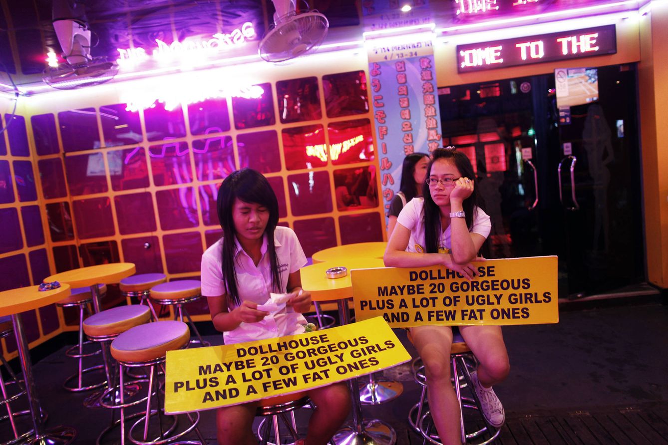 Dos bailarinas esperan la llegada de clientes en un bar del 'Callejón Cowboy' de Bangkok, en mayo de 2010 (Reuters)