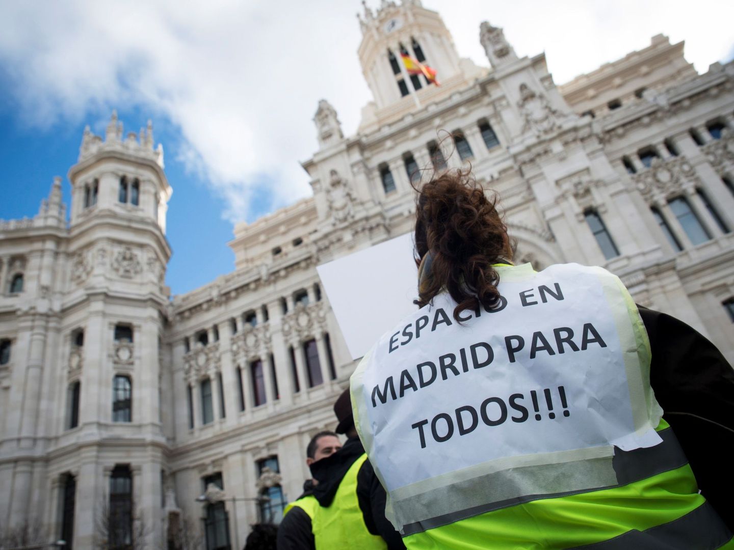 Marcha de los conductores de autobuses de servicio discrecional para protestar en contra de las medidas de Madrid Central. (EFE)