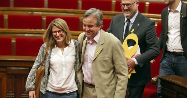 Foto: Elsa Artadi y Antoni Morral, de JxCAT, al finalizar un pleno del Parlament. (EFE)