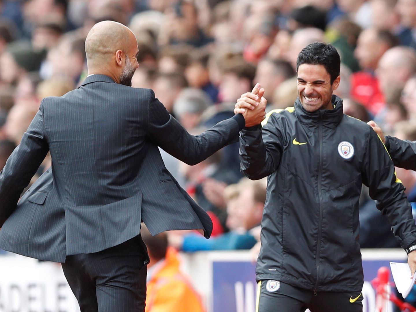 Pep Guardiola y Mikel Arteta celebran una victoria del Manchester City. (Reuters)