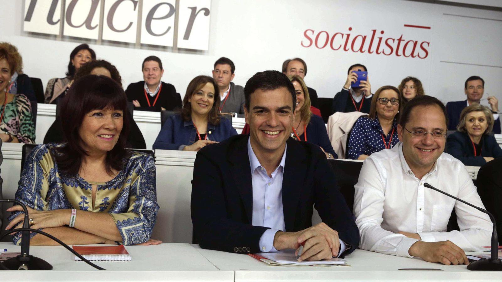 Foto: MIcaela Navarro, Pedro Sánchez y César Luena, en el Comité Federal. (Efe)