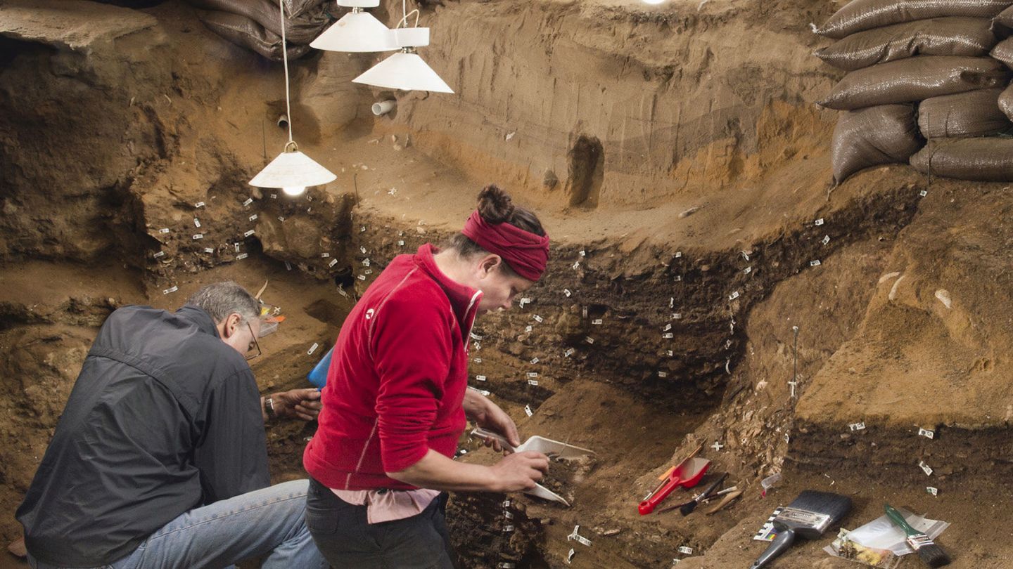 Excavaciones en la cueva de Blombos. (Reuters)