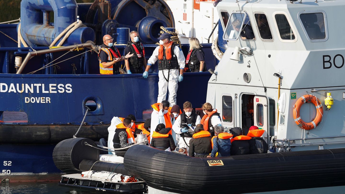 Un barco de la guardia costera con inmigrantes en Dover, este 10 de agosto. (Reuters)