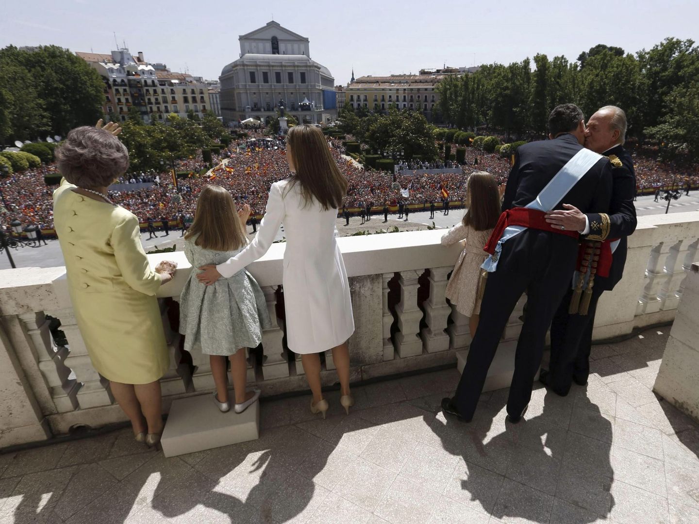 Felipe VI y Letizia, junto a sus hijas y don Juan Carlos y doña Sofía, saludando desde el Palacio Real en 2014. (EFE)