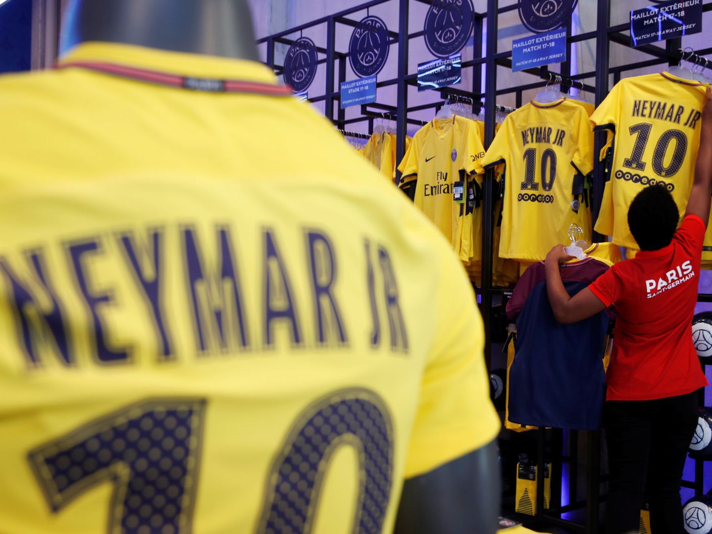 La tienda del PSG ha vendido decenas de camisetas con el '10' de Neymar esta mañana. (Reuters)