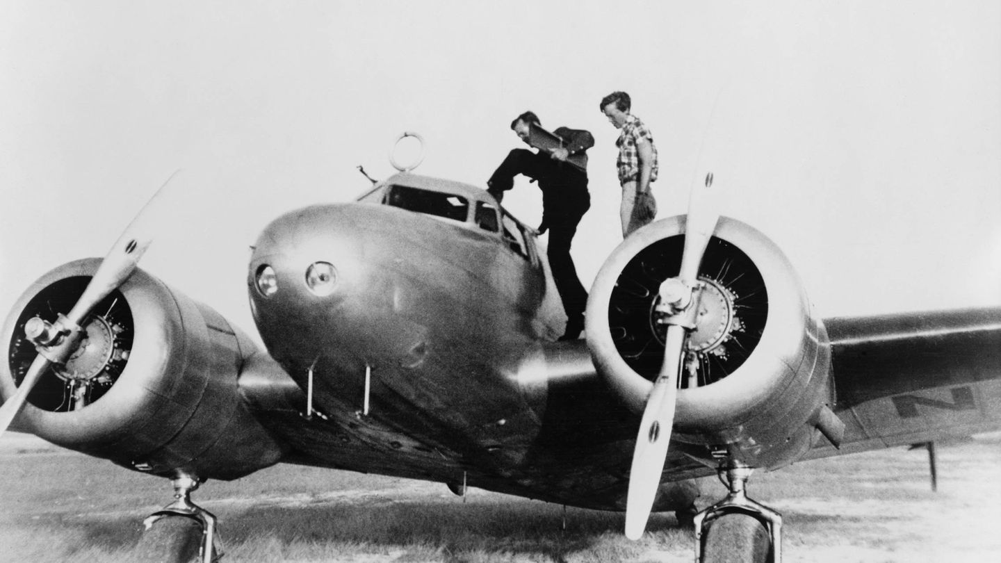 Earhart y Noonan montándose en el Lockheed L-10E Electra. (Cordon Press)