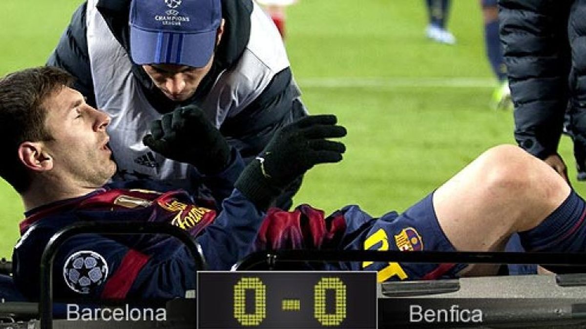 Una lesión de Messi eclipsa un mal partido del Barcelona ante el Benfica