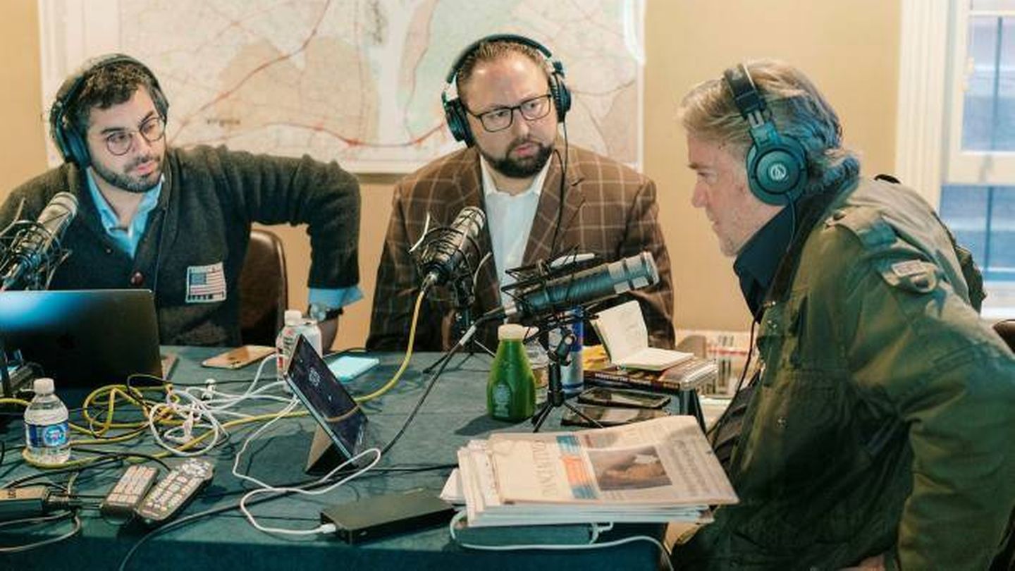  Jason Miller (centro), en el podcast de Steve Bannon (derecha). (Facebook)