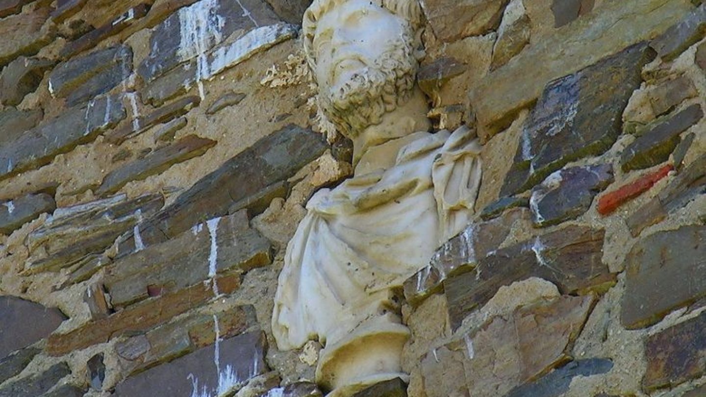 El busto de Marco Aurelio en la iglesia de San Pedro de Quintana del Marco en 2009. (RAFAEL ALARCÓN)