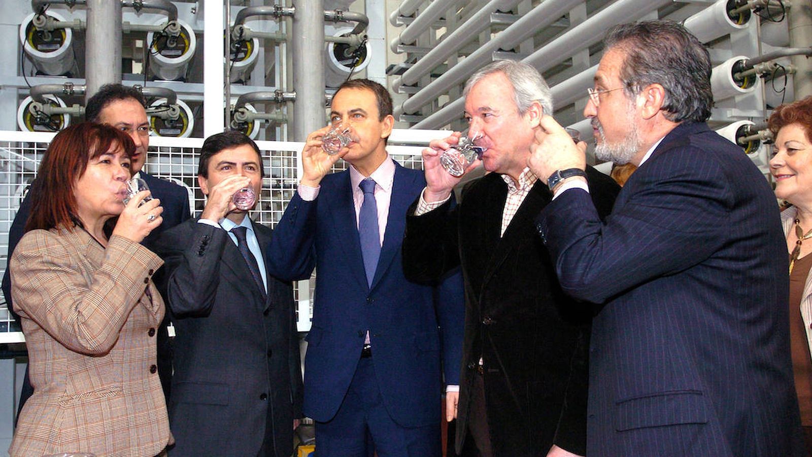 Foto: Narbona, Saura, Zapatero y Valcárcel inauguran en 2007 una desaladora en Murcia. (EFE)