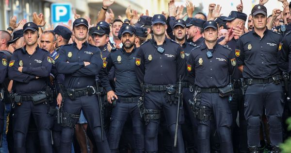 Foto: Policía Nacional en los hoteles de Pineda de Mar (REUTERS)