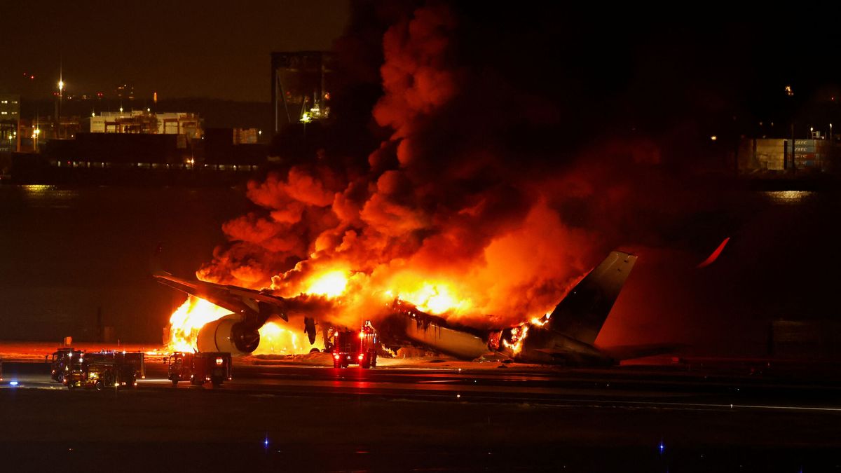 Cinco muertos y casi 400 evacuados al chocar dos aviones en el aeropuerto de Haneda (Tokio)