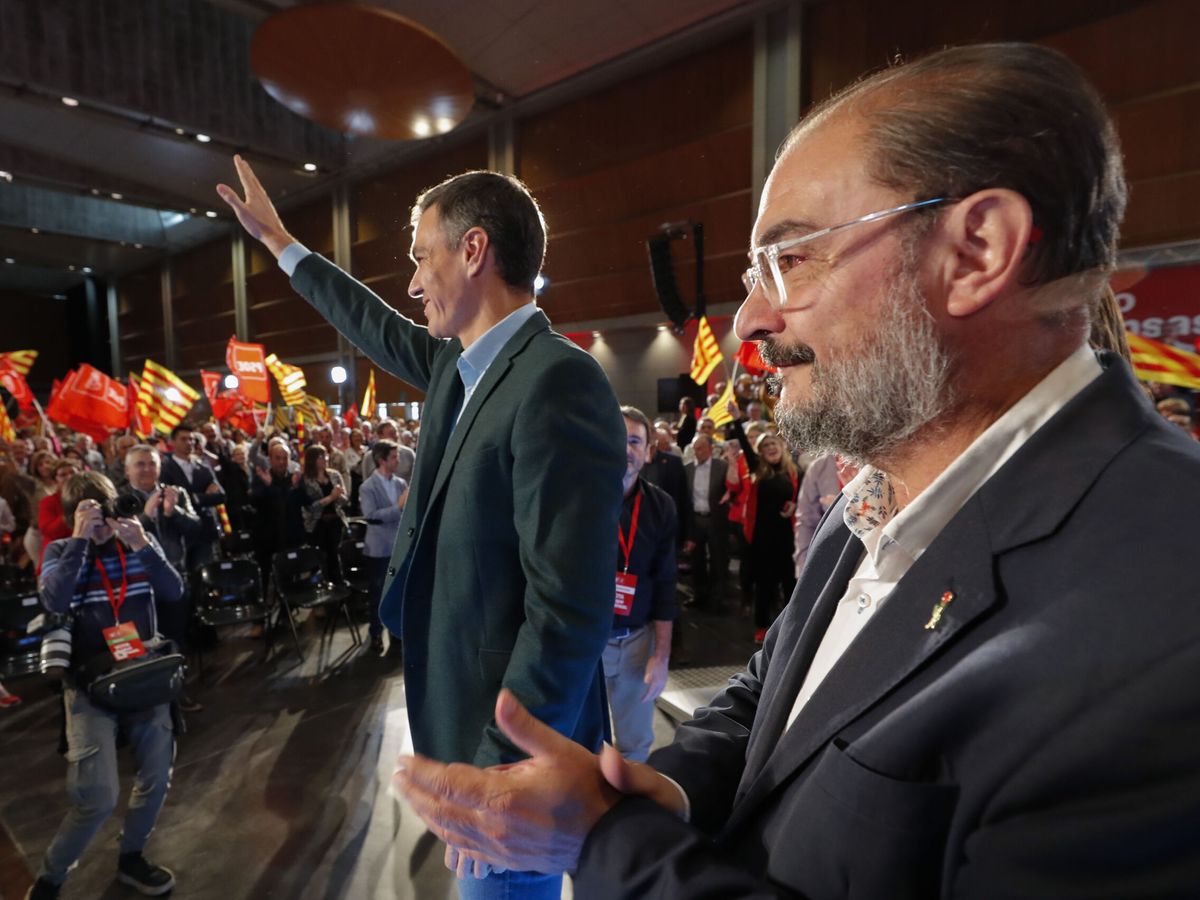 Foto: Pedro Sánchez y Javier Lambán en un acto del PSOE en Zaragoza. (EFE / Javier Cebollada)