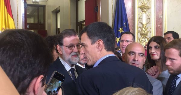 Foto: Mariano Rajoy saluda a Pedro Sánchez en el Día de la Constitución en el Congreso. (J.R)