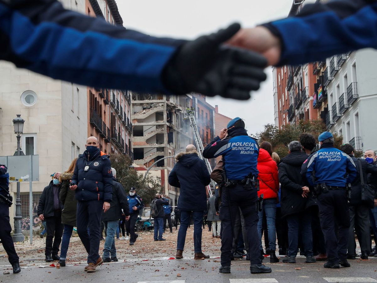 Foto: Agentes de Policía controlan las inmediaciones al lugar de la explosión en la calle Toledo, Madrid (REUTERS)