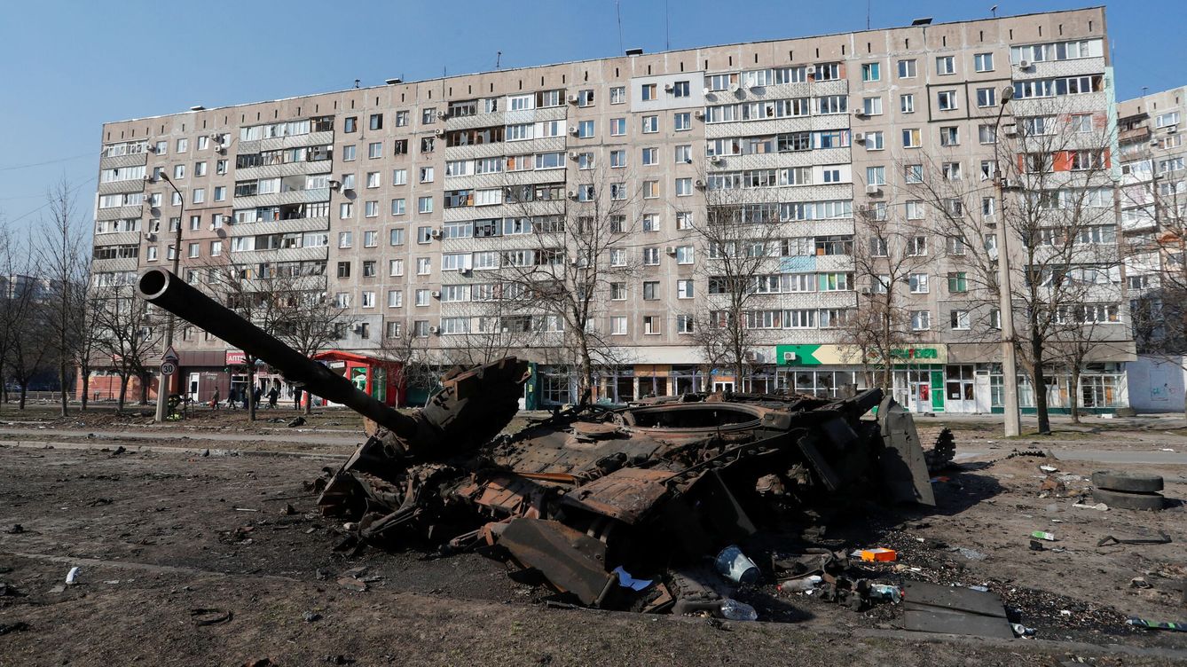 Foto: Un tanque destruido en los combates en el puerto sureño asediado de Mariúpol. (Reuters/Alexander Ermochenko)
