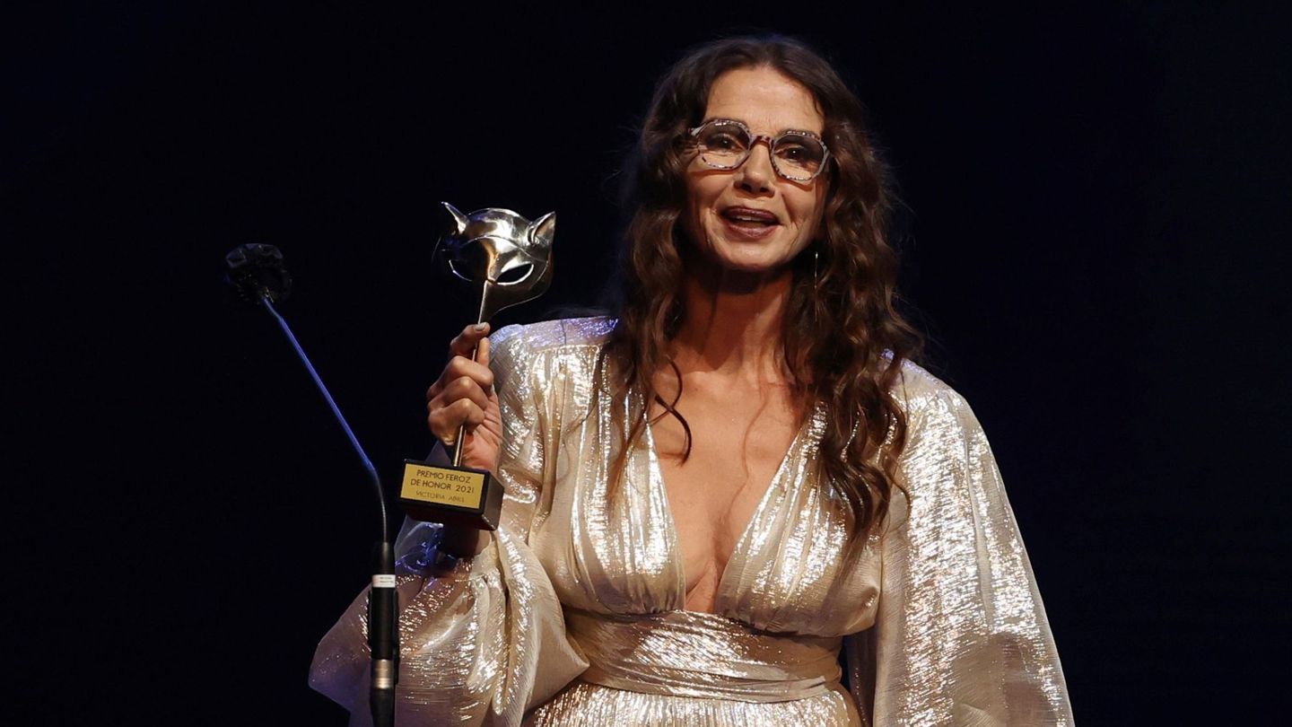 La actriz Victoria Abril, tras recibir el Premio Feroz de Honor 2021 durante la ceremonia de entrega de la octava edición. (EFE/Juanjo Martín)