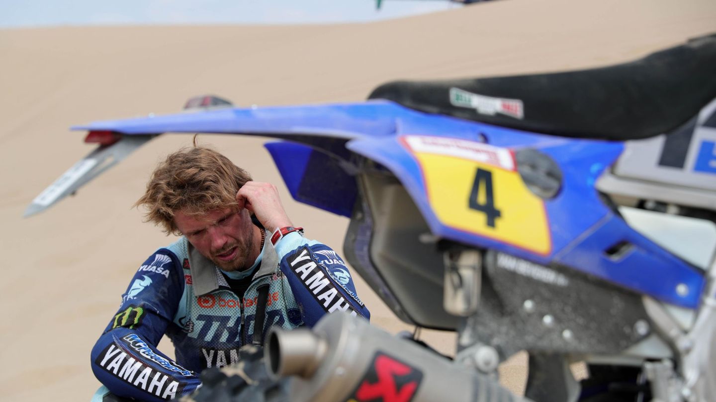 Van Beveren, en lágrimas tras abandonar el Dakar 2019 al romperse el motor de su Yamaha. (EFE)