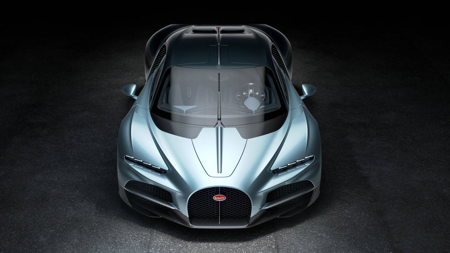 En el frontal tiene una de las señas de identidad de Bugatti con la parrilla en forma de herradura.