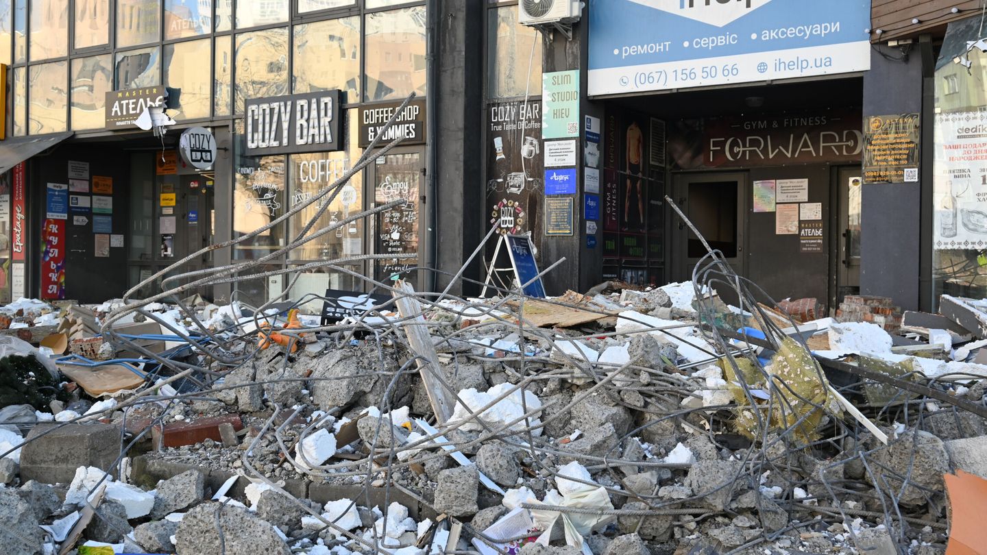 Un edificio de Kiev, alcanzado por un proyectil. (EFE/Ignacio Ortega)