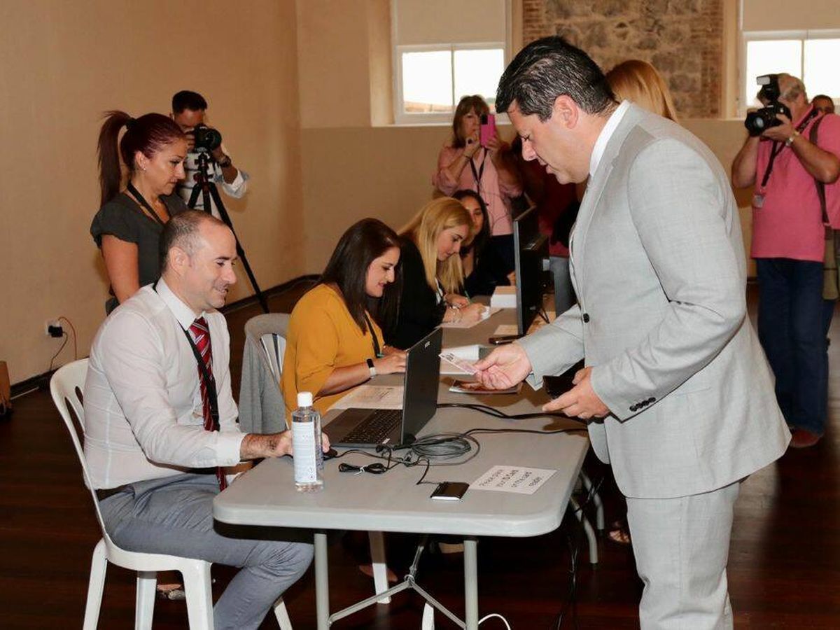 Foto: El presidente gibraltareño, Fabian Picardo, votando. (El Confidencial)