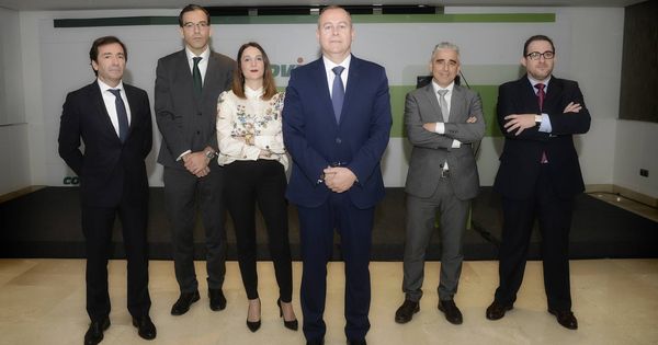 Foto: Luis Osuna, en el centro, hace un año con su comité ejecutivo en Madrid. (Covirán)
