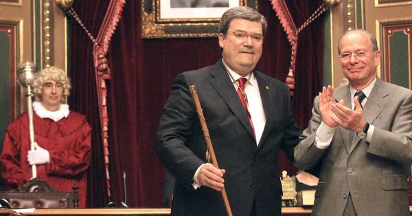 Foto: Juan María Aburto (i), en su toma de posesión como alcalde de Bilbao en 2015. (EFE)