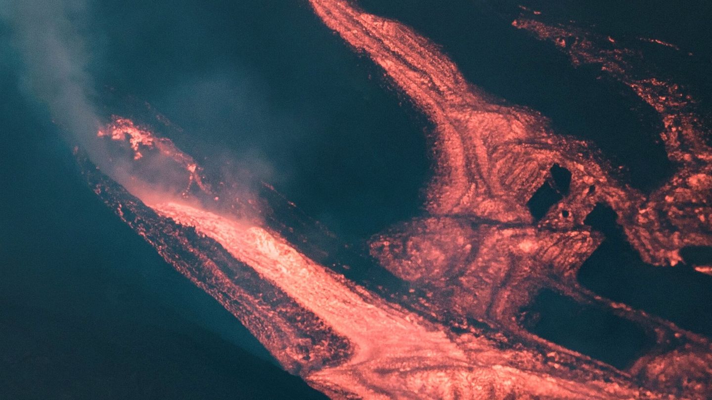 El colapso parcial del cono del volcán deja expuesta una gran fuente de lava. (EFE)