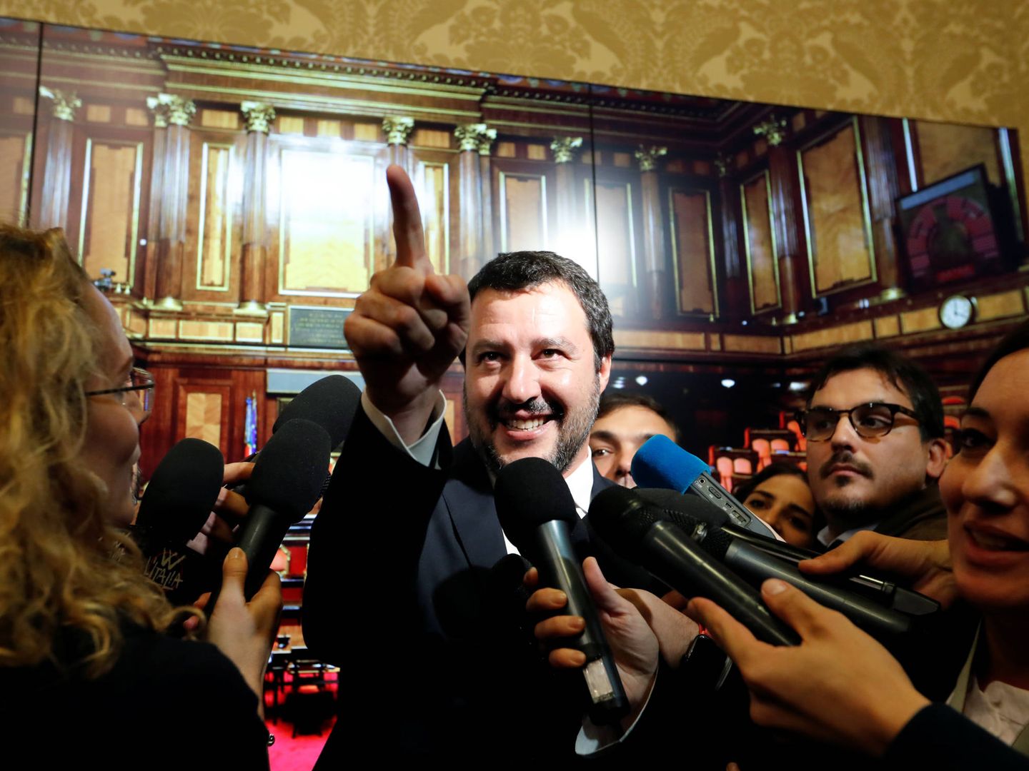 El ministro del Interior italiano, Matteo Salvini, habla ante los medios en el Senado, en Roma. (Reuters) 
