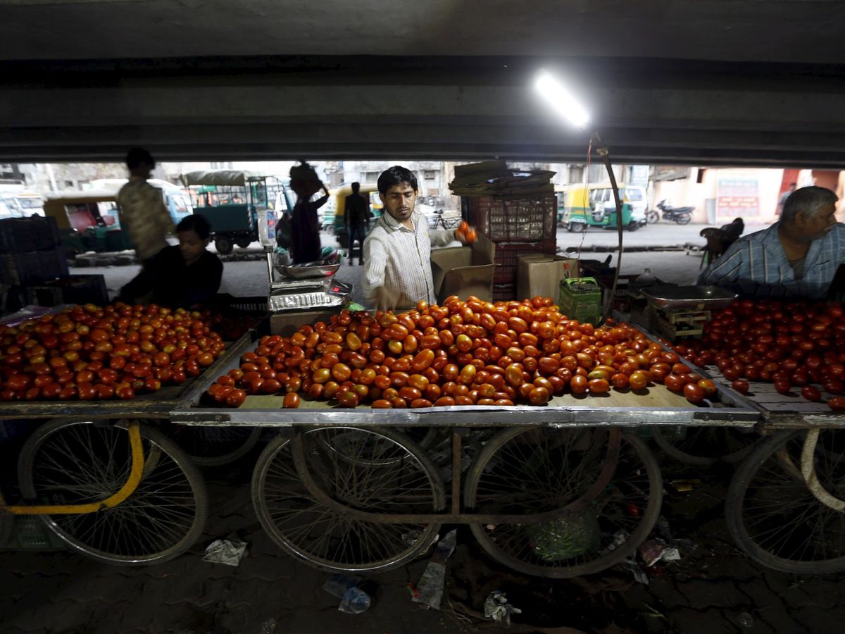 Foto: Vendedor callejero de tomates en India. (Reuters/Amit Dave)