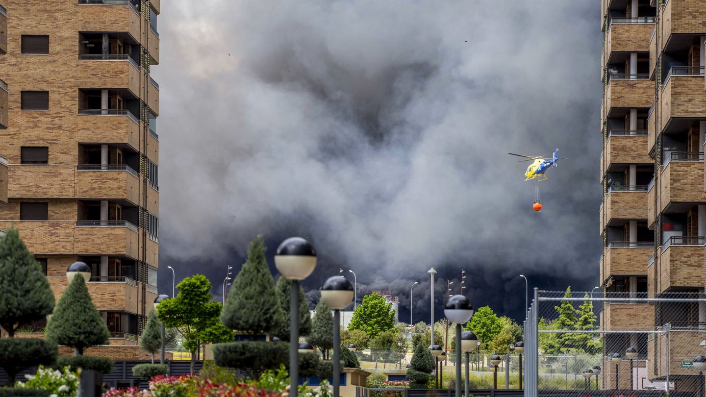 El humo provocado por el incendio llegó a la vecina urbanización El Quiñón. (EFE)