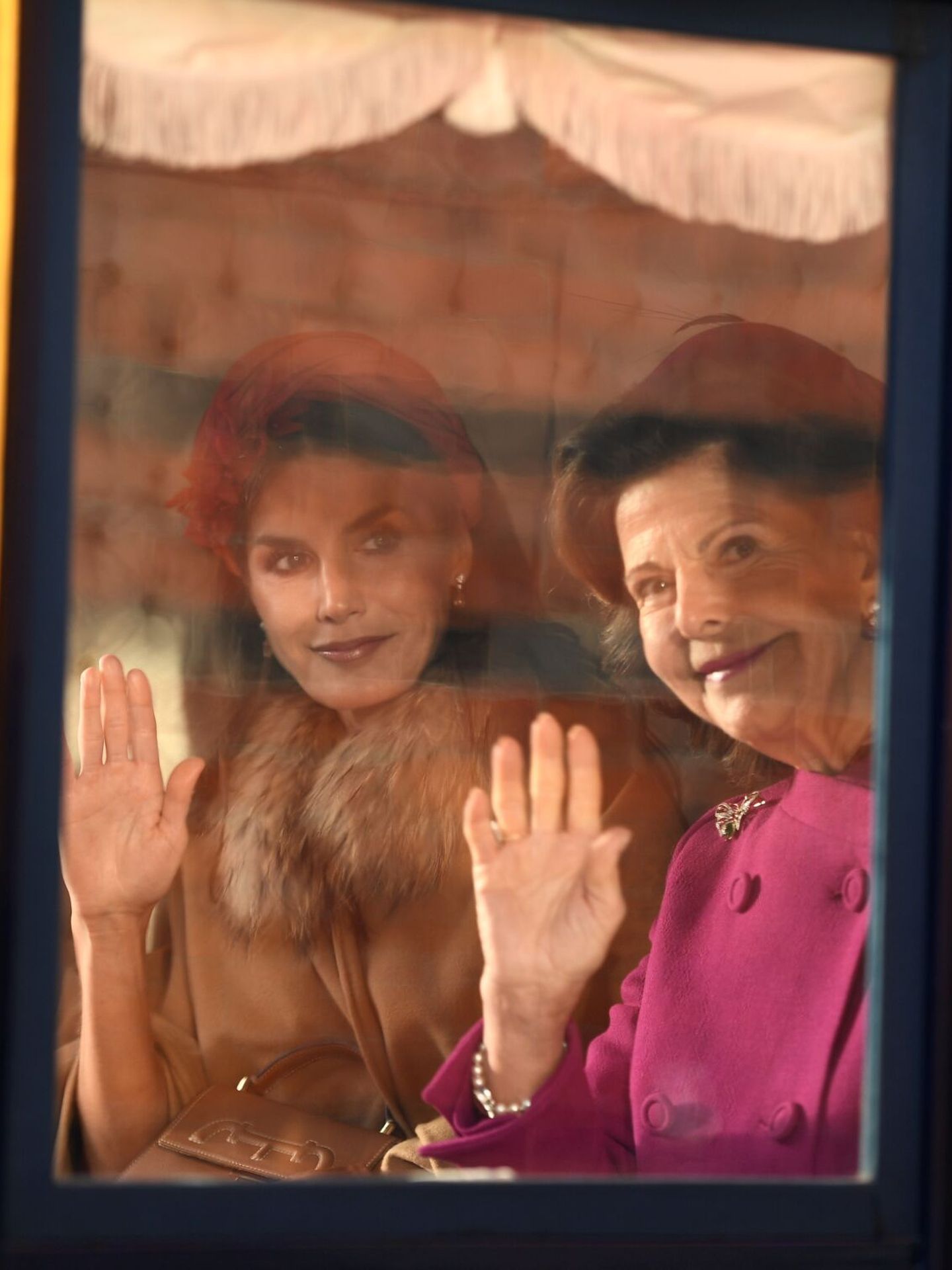 La reina Letizia y la reina Silvia, en el carruaje que las llevaba hasta palacio. (EFE/Duygu Getrien)