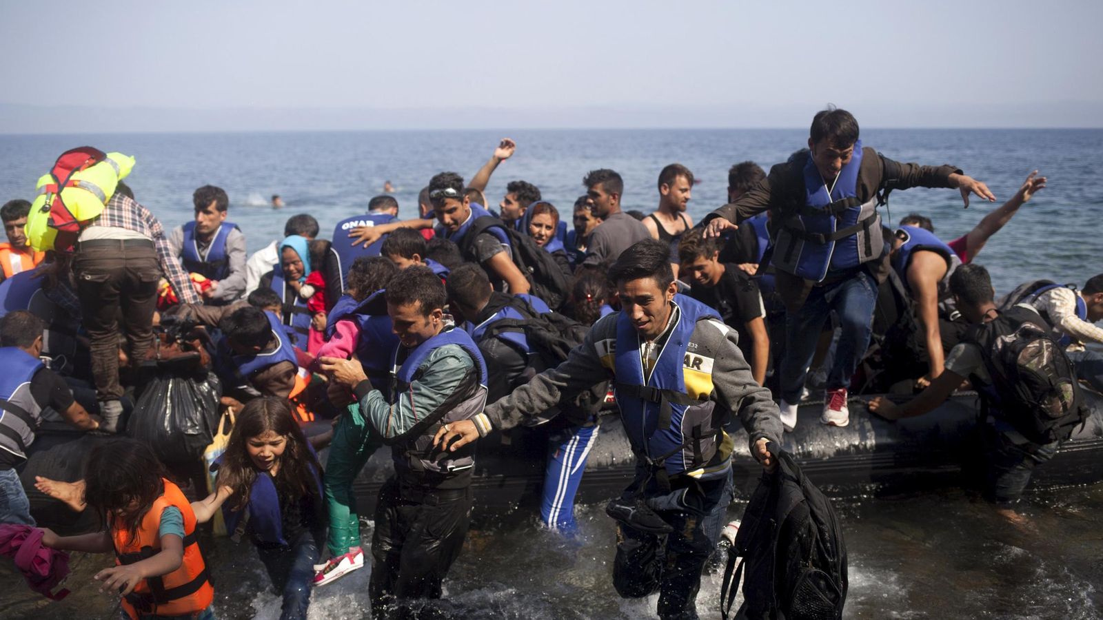 Foto: Un grupo de refugiados sirios llegan en botes hinchables a la isla griega de Lesbos. (Reuters)