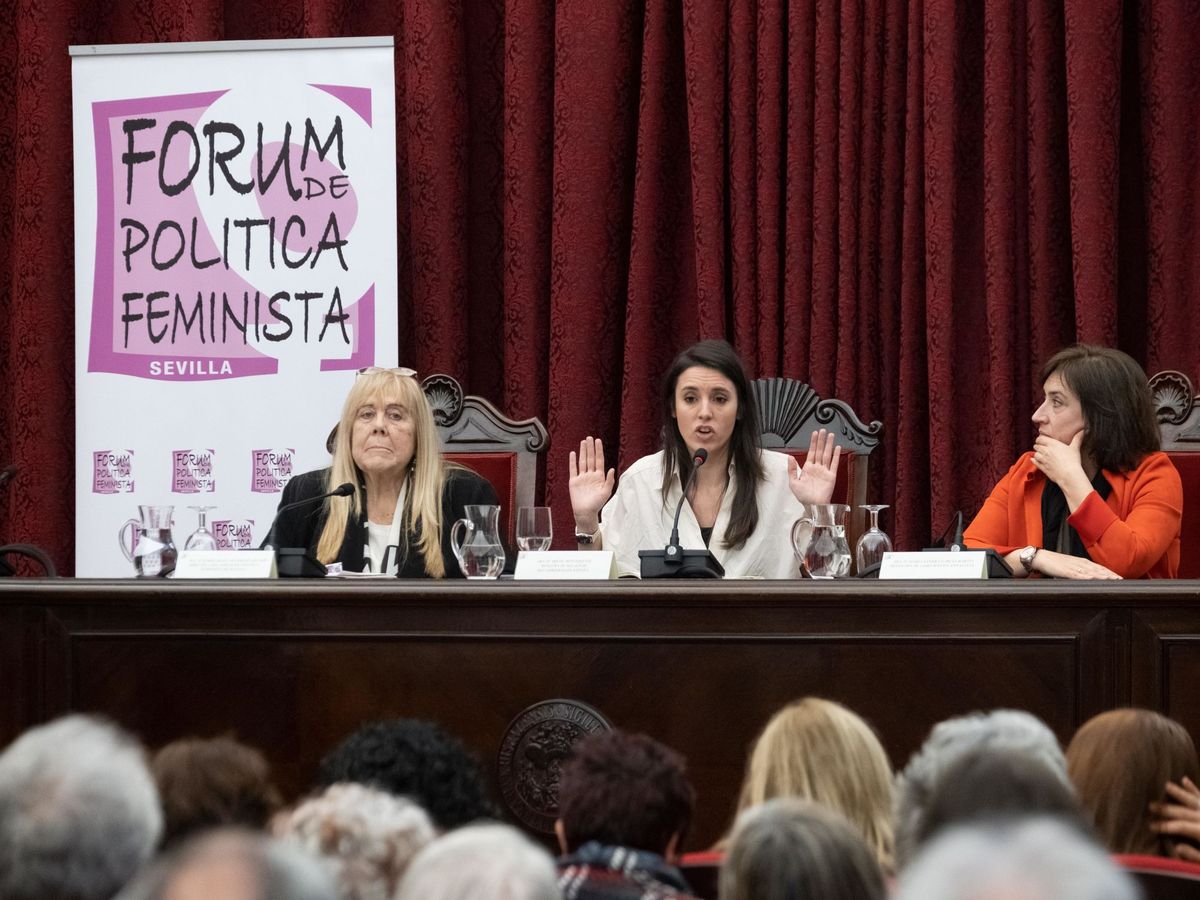 Foto: La ministra de Igualdad, Irene Montero (c), durante su participación hoy el Forum de Política Feminista que ha tenido lugar en el paraninfo de la Universidad de Sevilla. (EFE)
