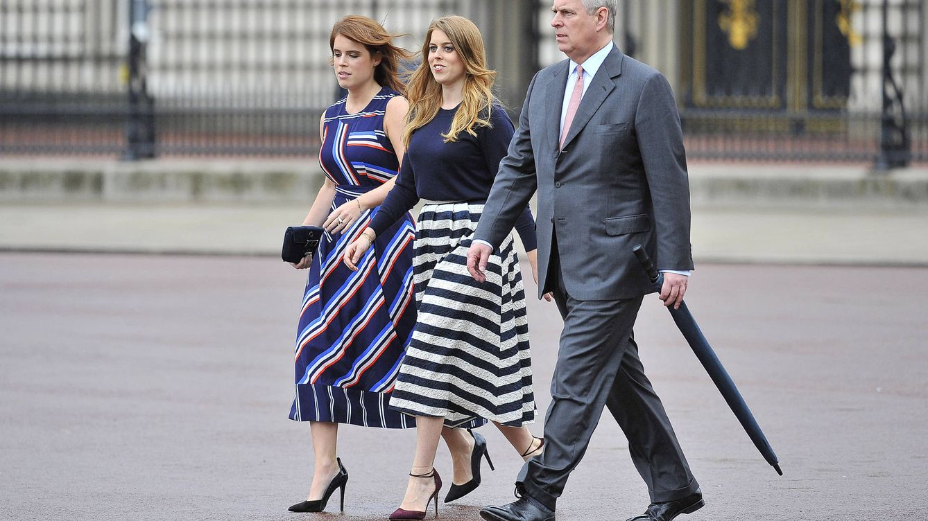 Foto: El príncipe Andrés junto a sus dos hijas, Beatriz y Eugenia (Gtres)