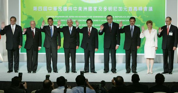 Foto: Dirigentes latinoamericanos posan con el presidente de Taiwán en una cumbre celebrada en Taipéi, 2003. (Reuters)