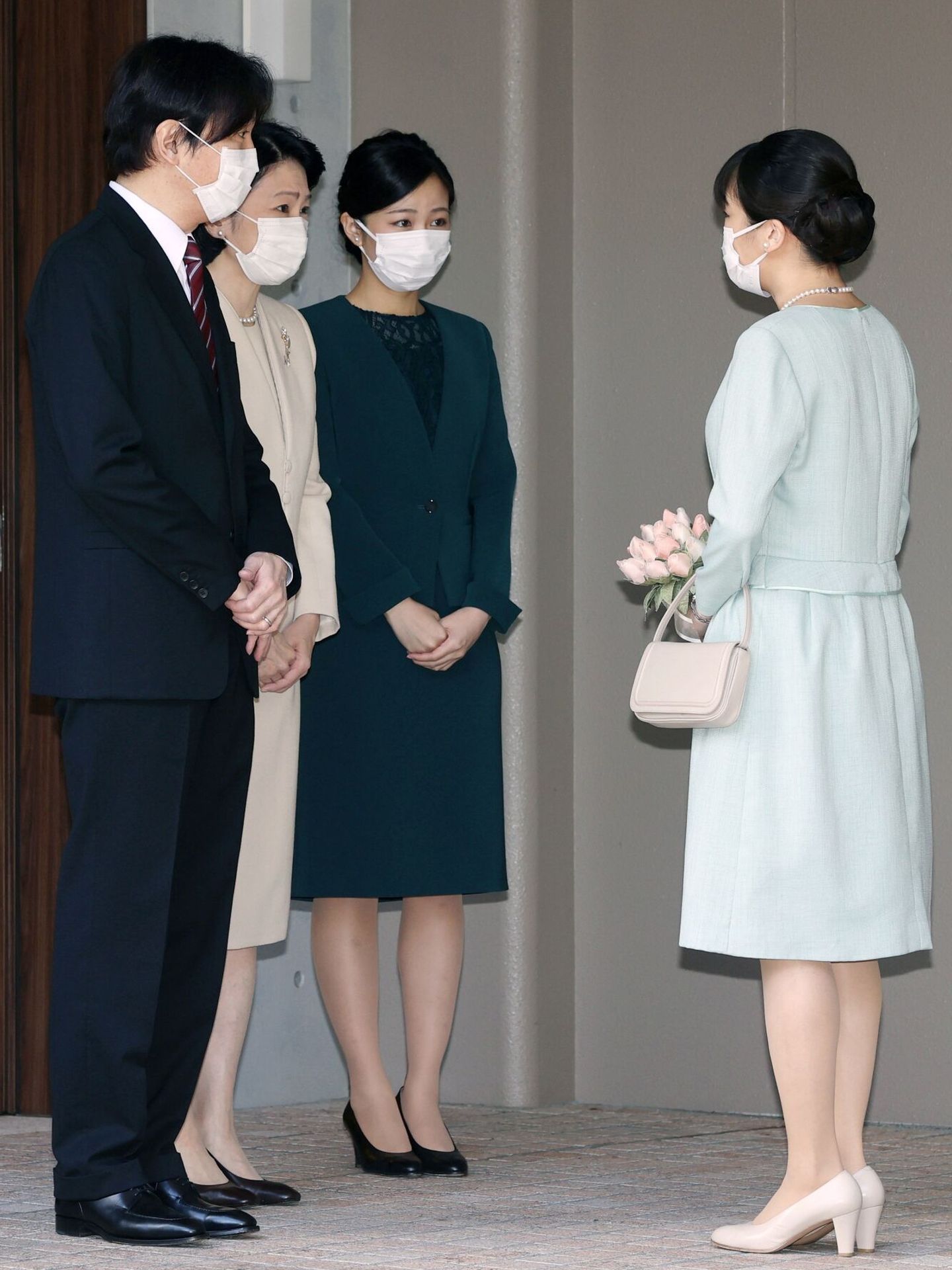 Mako, en la despedida con su padre, el príncipe Fumihito de Akishino, la princesa Kiko y su hermana Kako. (EFE/Pool)