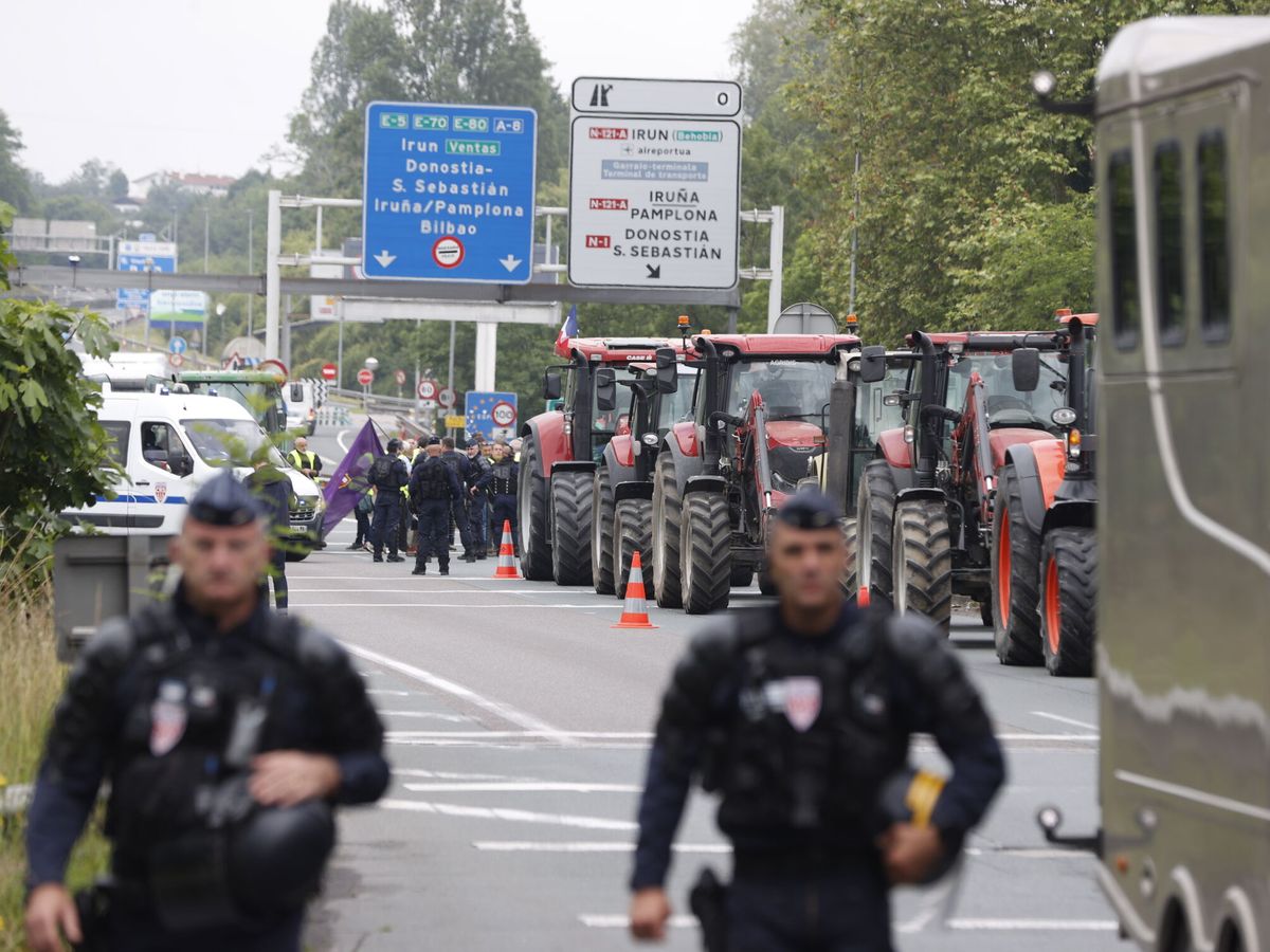 Foto: Tractores bloquean este lunes el paso fronterizo entre España y Francia en Irún. (EFE/Juan Herrero)