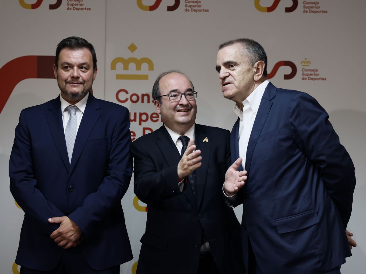 Foto: Víctor Francos, Miquel Iceta y José Manuel Franco en el CSD. (EFE/Sergio Pérez)