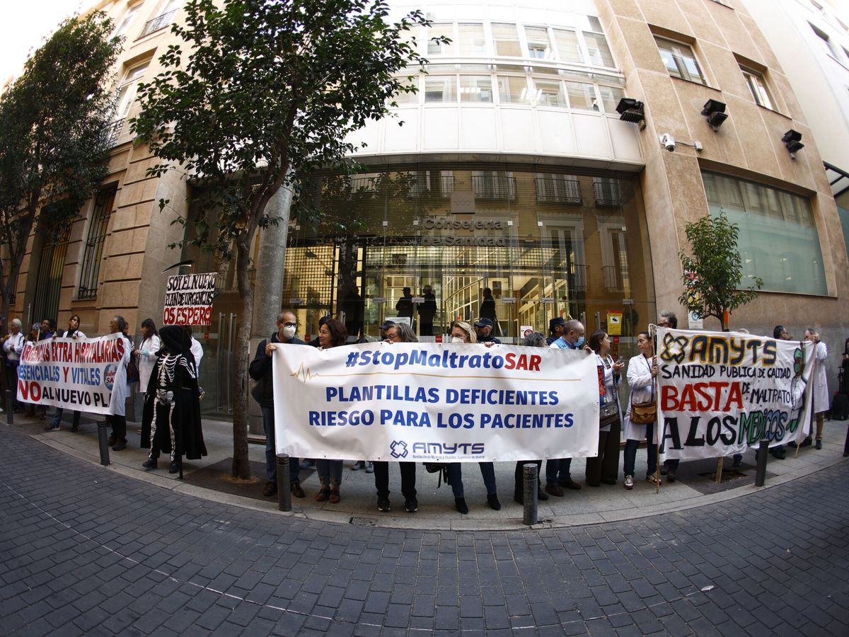 Foto: Protestas de médicos de urgencias. (EFE/Rodrigo Jiménez)