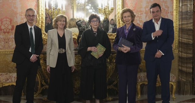 La reina Sofía, junto a la premiada y otros asistentes. (EFE/Borja Sánchez)