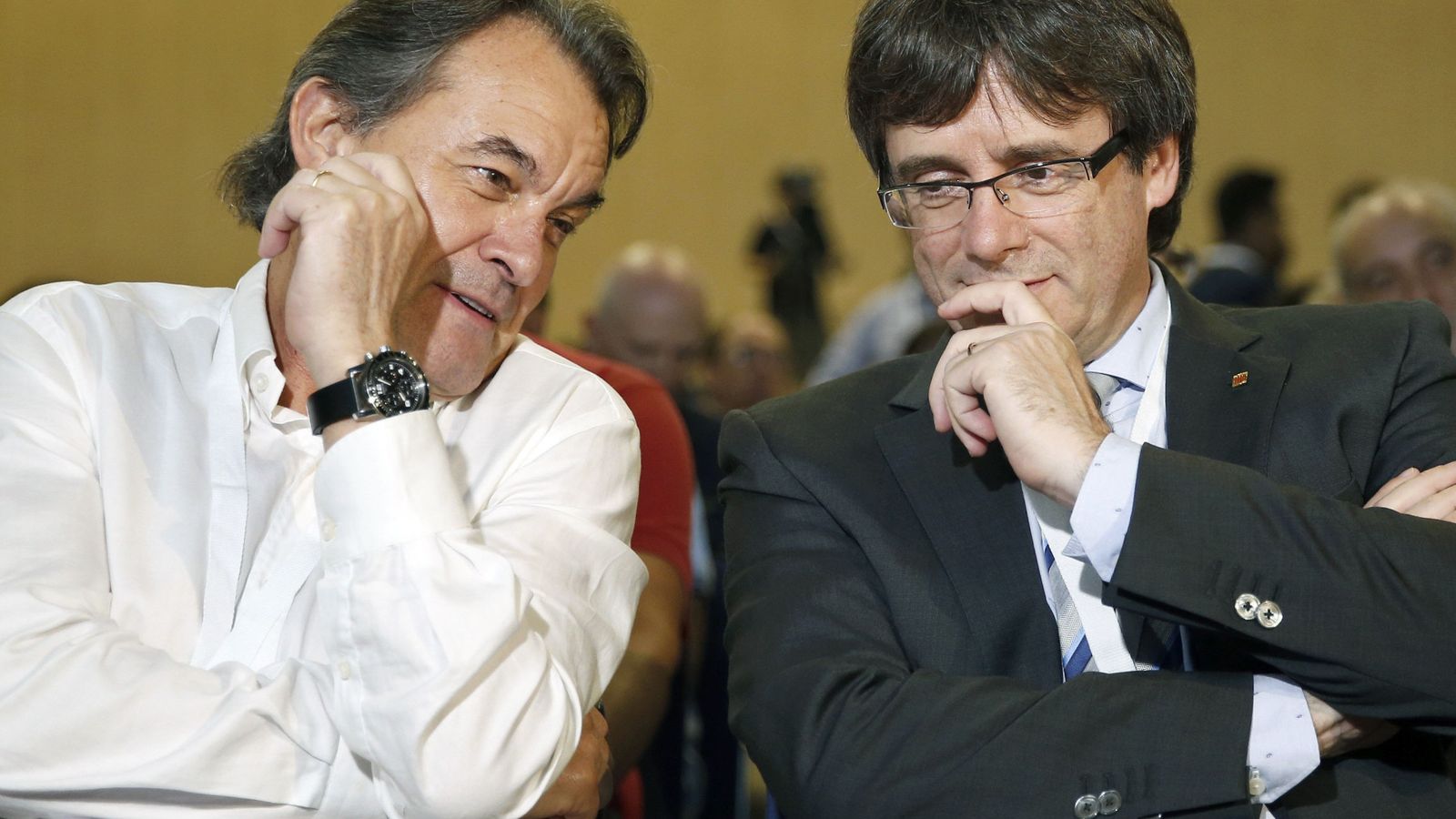Foto: El expresidente catalán Artur Mas (i) y el actual, Carles Puigdemont (d), conversan momentos antes de la clausura del XVIII Congreso de CDC. (EFE)