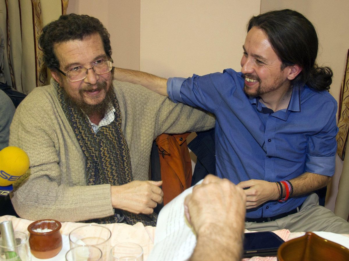 Foto: El secretario general de Podemos, Pablo Iglesias, acompañado por su padre, Javier. (EFE)