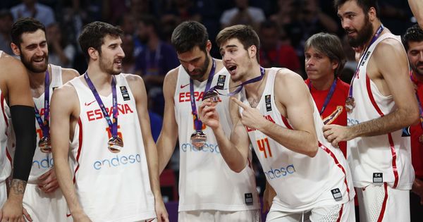 Foto: Joan Sastre, Juancho Hernangómez y Pierre Oriola ganaron su primera medalla con la selección. (Reuters)