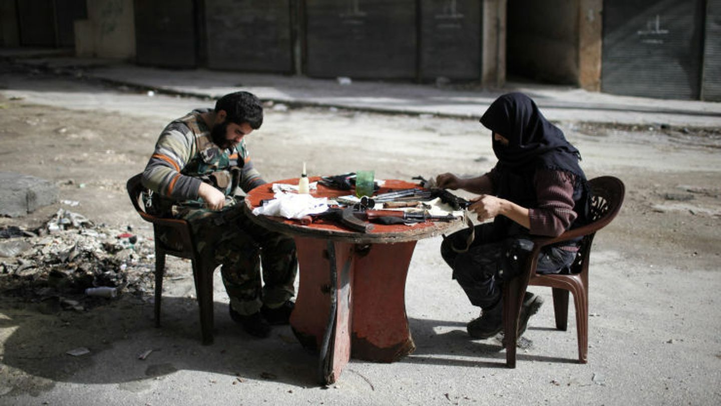 Combatientes del frente al nusra limpian sus armas en alepo (reuters)