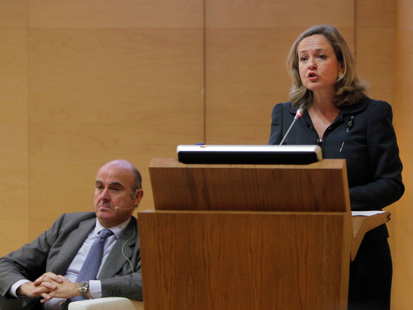 La vicepresidenta del Gobierno, Nadia Calviño, junto al vicepresidente del BCE, Luis de Guindos. (EFE Paolo Aguilar)