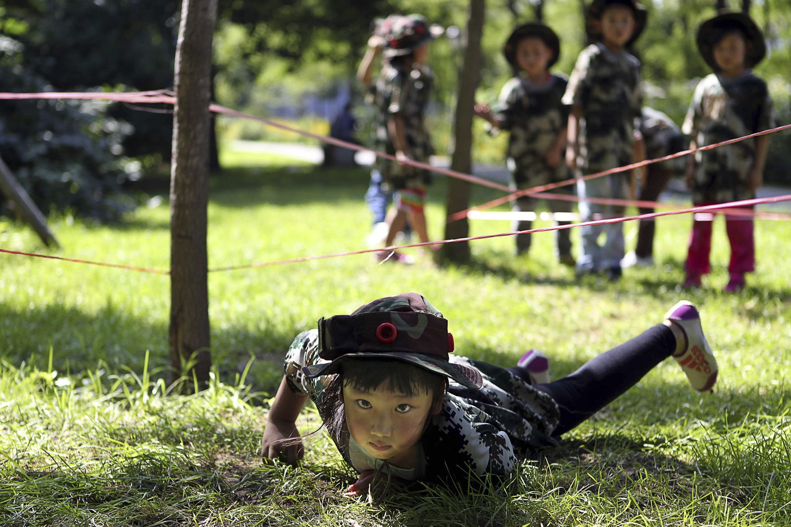 Foto: Niños chinos durante un evento de simulación de un entrenamiento militar en Shenyang, provincia de Liaoning, el 31 de julio de 2013 (Reuters).