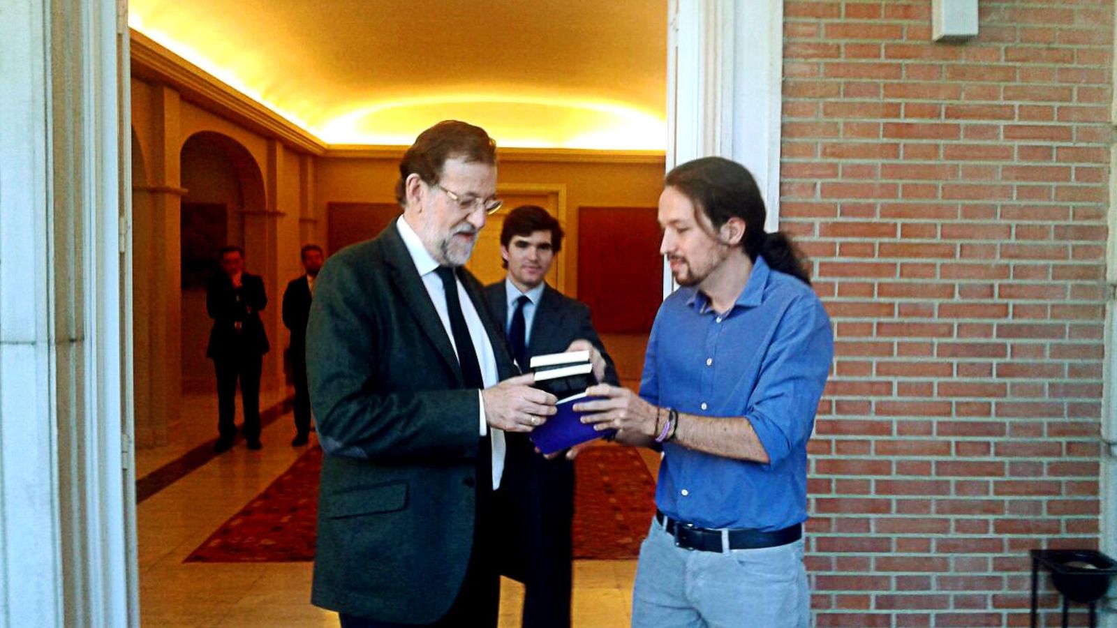 Foto: Pablo Iglesias regala tres libros a Mariano Rajoy. (EFE)