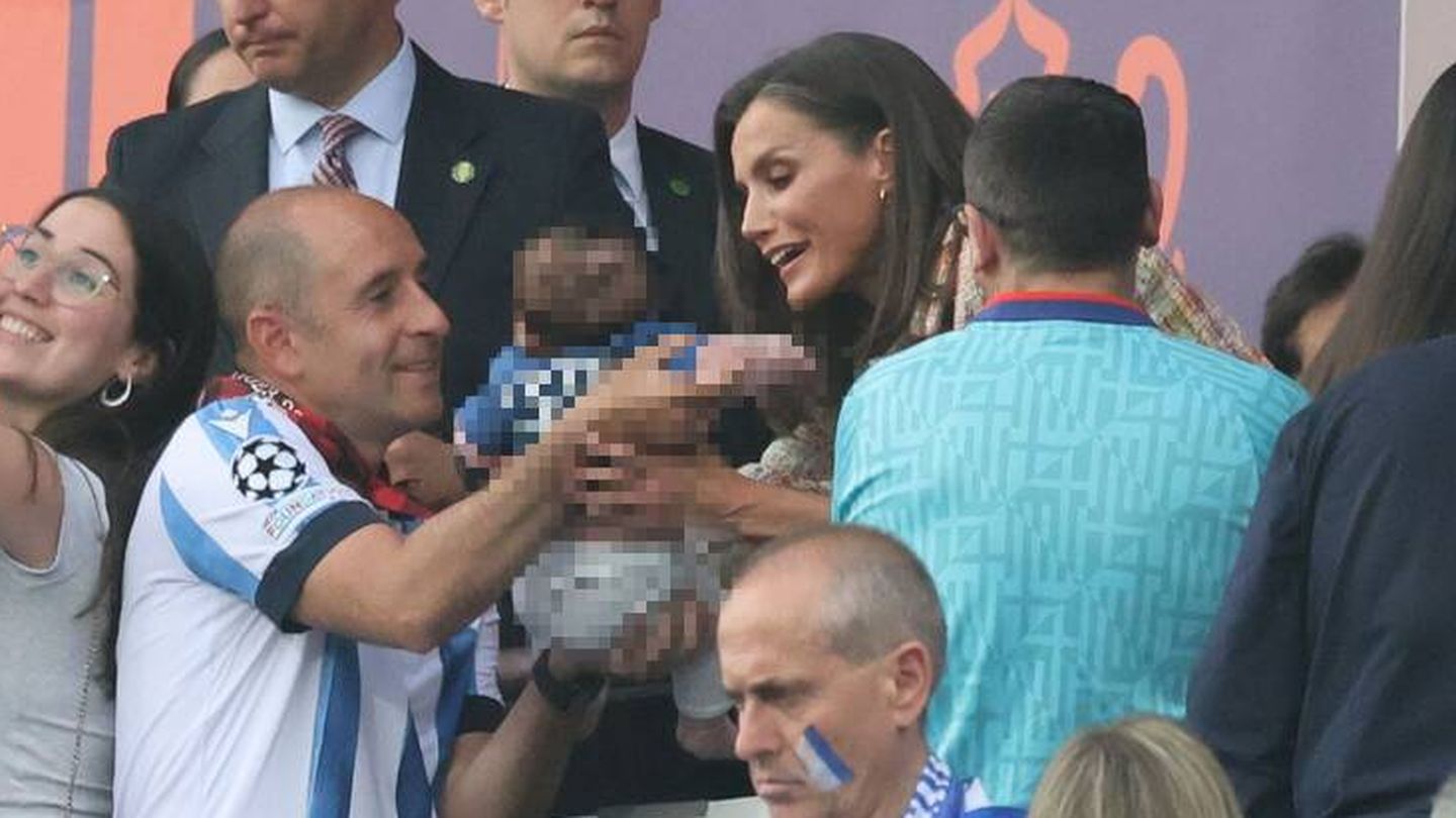 Doña Letizia coge a una bebé en el partido de la final de la Copa de la Reina (Europa Press)